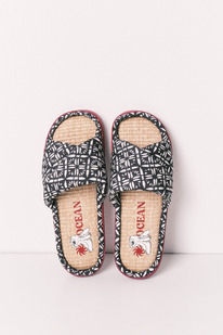 womensecret Hausschuhe mit gekreuzten Riemen und Ethno-Print
